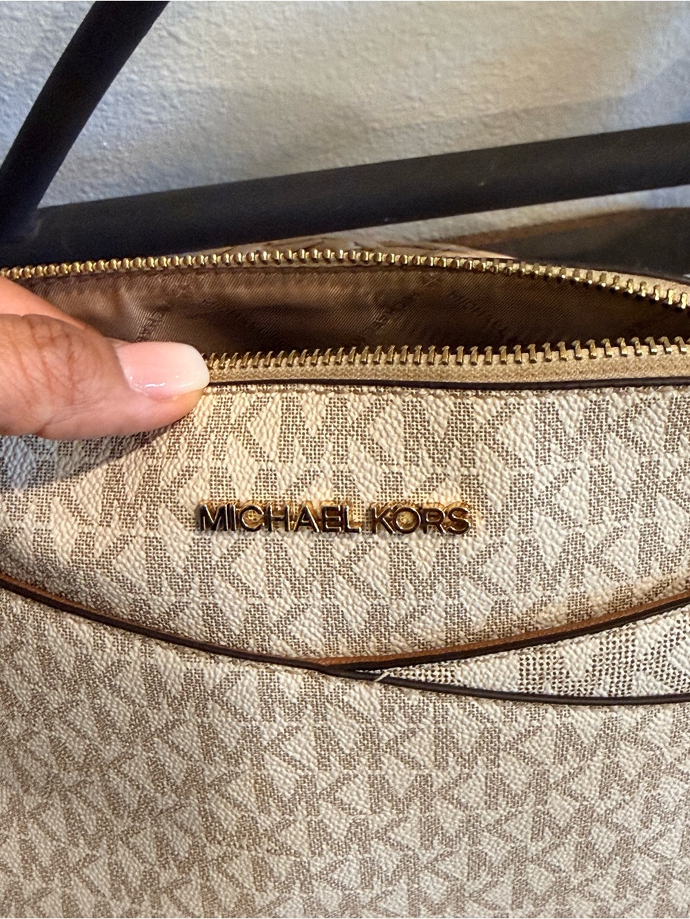 Michael Kors Beige Signature Monogram Crossbody Bag with Gold Hardware - Picture 3 of 14